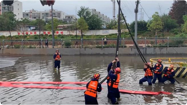 麒麟?yún)^(qū)遭暴雨突襲|部分道路積水嚴重,消防緊急排澇解憂