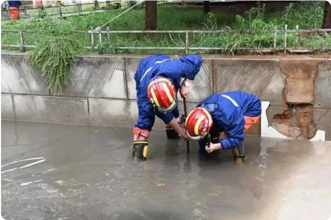 麒麟?yún)^(qū)遭暴雨突襲|部分道路積水嚴重,消防緊急排澇解憂