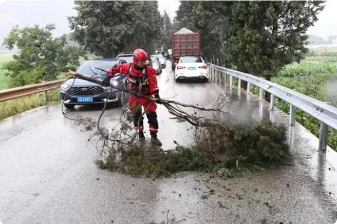 麒麟?yún)^(qū)遭暴雨突襲|部分道路積水嚴重,消防緊急排澇解憂